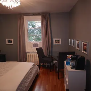 With King Bed In Shared 3 Bedroom Downtown Habitación en casa particular